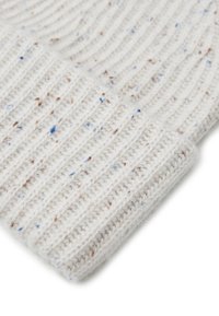 Gebreide beanie in crème met multiculturele spikkels. Heeft een ribbeltextuur en een omgeslagen boord. Zacht materiaal van wolmix.