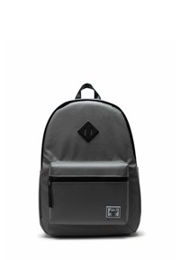 Sac à dos gris au design élégant, fabriqué en matériau durable, avec une poche avant zippée et un patch logo en forme de losange.