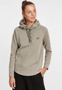 Ljusgrå hoodie med prickmönster, som har en dragsko i huvan, känguruficka och ribbade muddar. Varumärkeslogotyp på framsidan.