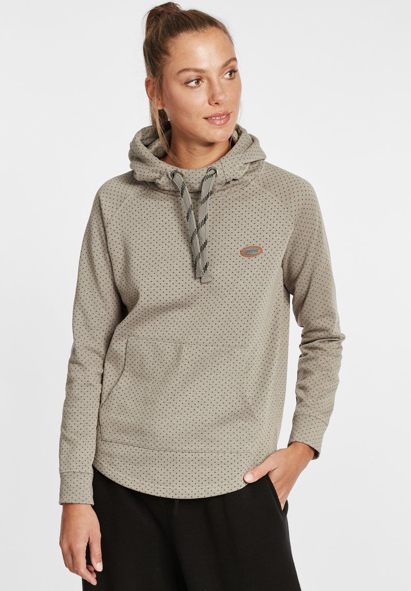 Ljusgrå hoodie med prickmönster, som har en dragsko i huvan, känguruficka och ribbade muddar. Varumärkeslogotyp på framsidan.