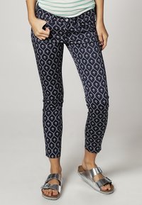 Kalhoty s námořnickým vzorem a bílými kotvami, úzký střih, materiál z bavlněné směsi, kombinované se stříbrnými sandály, plochá podrážka, dva pásky.