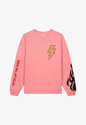 Felpa rosa con toppa a forma di fulmine in oro e rosso. Presenta un motivo a fiamme nere su una manica. Il testo sulla manica recita "YOU'VE GOT THE POWER."