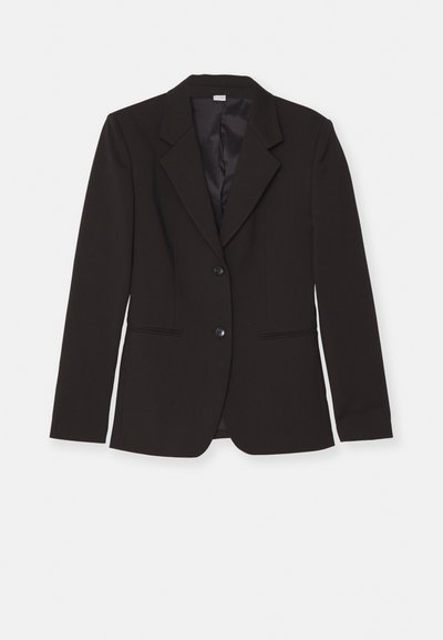 Blazer preto com um design estruturado, mangas longas, dois botões e bolsos frontais com detalhe de costura mínima. Acabamento de tecido suave.