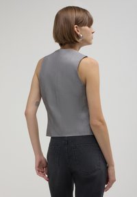 Calliope Smanicato - gris