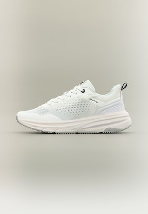 Pantof sportiv alb cu laterale din plasă texturată, talpă groasă, buclă neagră la călcâi și inscripția „GAP EST. 1969” imprimată lângă șireturi.