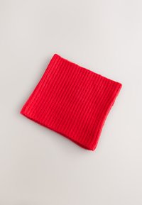 Scaldacollo in maglia rossa a coste, caratterizzato da una texture morbida e un motivo a punti uniforme. Piegato piatto per un design compatto.