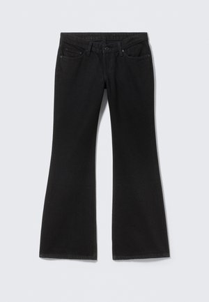 Jean en denim noir avec une taille mi-haute, cinq poches et des jambes évasées disposés à plat sur un fond clair.