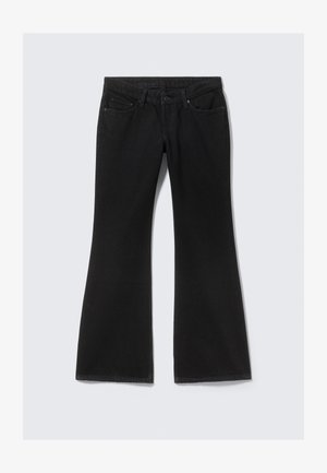 Sorte denim jeans med mellemhøj talje, fem lommer og flagrende ben, ligger fladt på en lys baggrund.