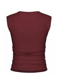 Bordový bezramínkový top s kulatým výstřihem a nařasenými detaily na bocích, vyrobený z měkkého, elastického materiálu pro přiléhavý siluetu.