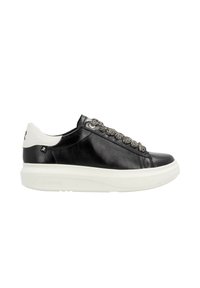 Basket en cuir noir avec un capuchon de talon blanc, des lacets texturés et une épaisse semelle blanche. Présente un logo sur le côté extérieur.