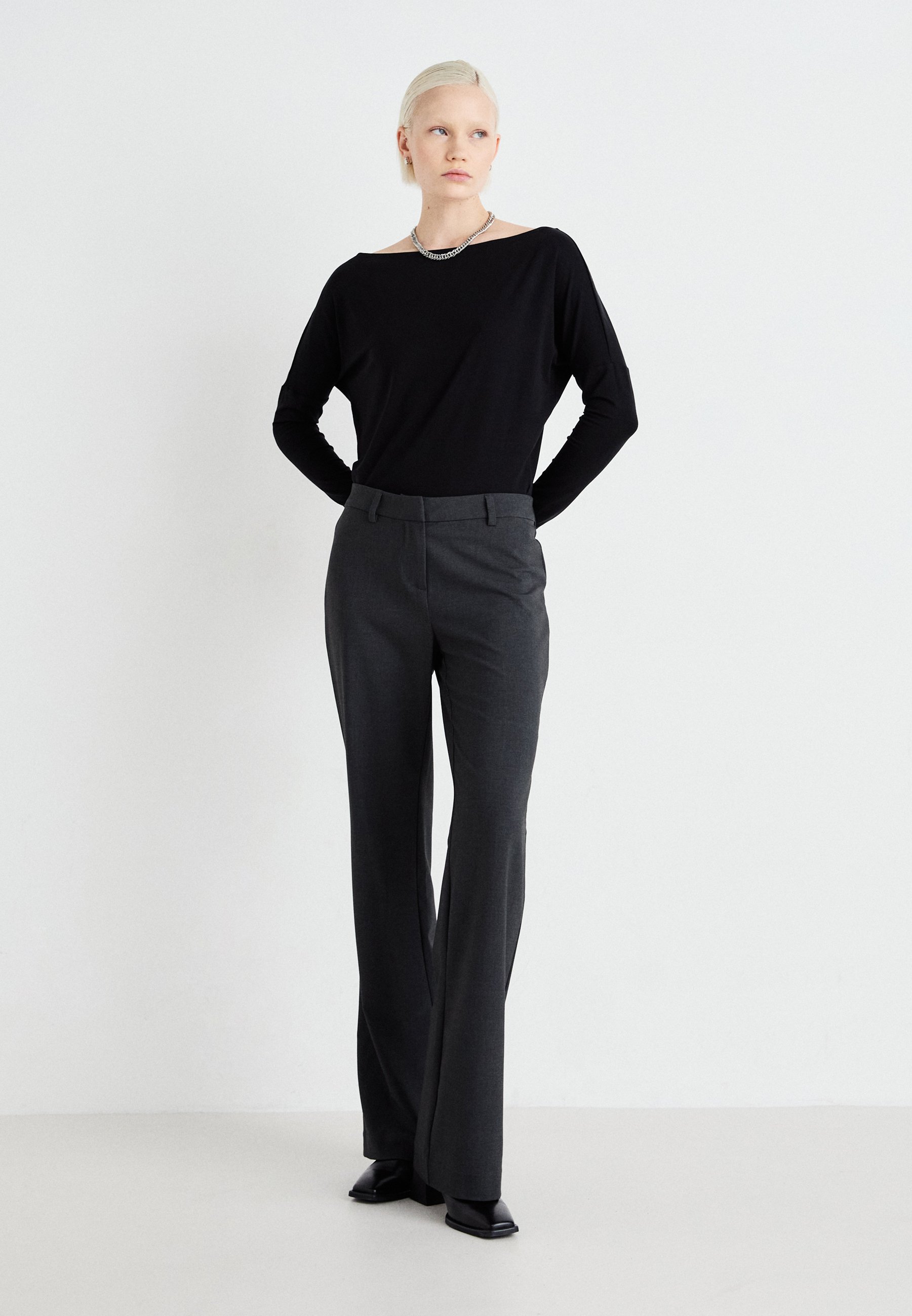 売れ筋商品|||ウィークデイ Tシャツ レディース トップス JOHANNA DRAPY  - Long sleeved top - mole dark Weekday JOHANNA DRAPY - T-shirt à manches longues - black