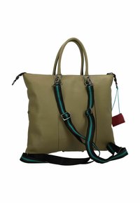 Olivegroene leren tas met dubbele handvatten en een verstelbare zwarte schouderband met teal en groene strepen. Inclusief een rode labeldetail.