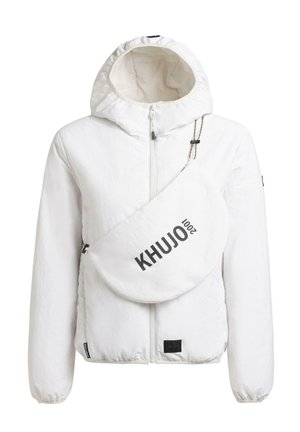 Weißer Steppjacke mit Kapuze, durchgehendem Frontreißverschluss und einer großen weißen Umhängetasche mit der Aufschrift "KHUJO 2001" quer über der Brust.