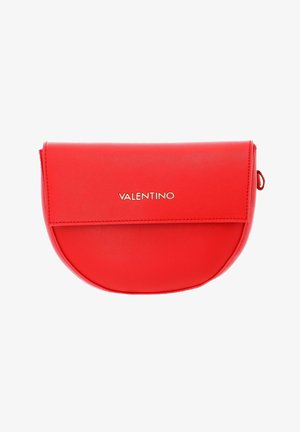 Rode Valentino half-maan leren clutch met klepsluiting en goudkleurig merkembleem aan de voorkant.