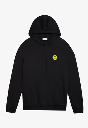 Zwarte hoodie met een voorzak, voorzien van een klein groen glimlachend gezichtembleem op de linker borst en een geribde zoom en mouwen.