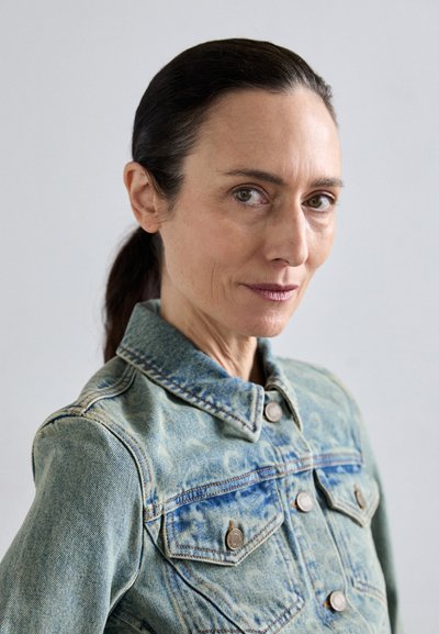 Svijetloplava traper jakna s kragnom, dva džepa na grudima i metalnim gumbima. Srednje oprana s blagim izblijedjenjem i teksturiranim materijalom.