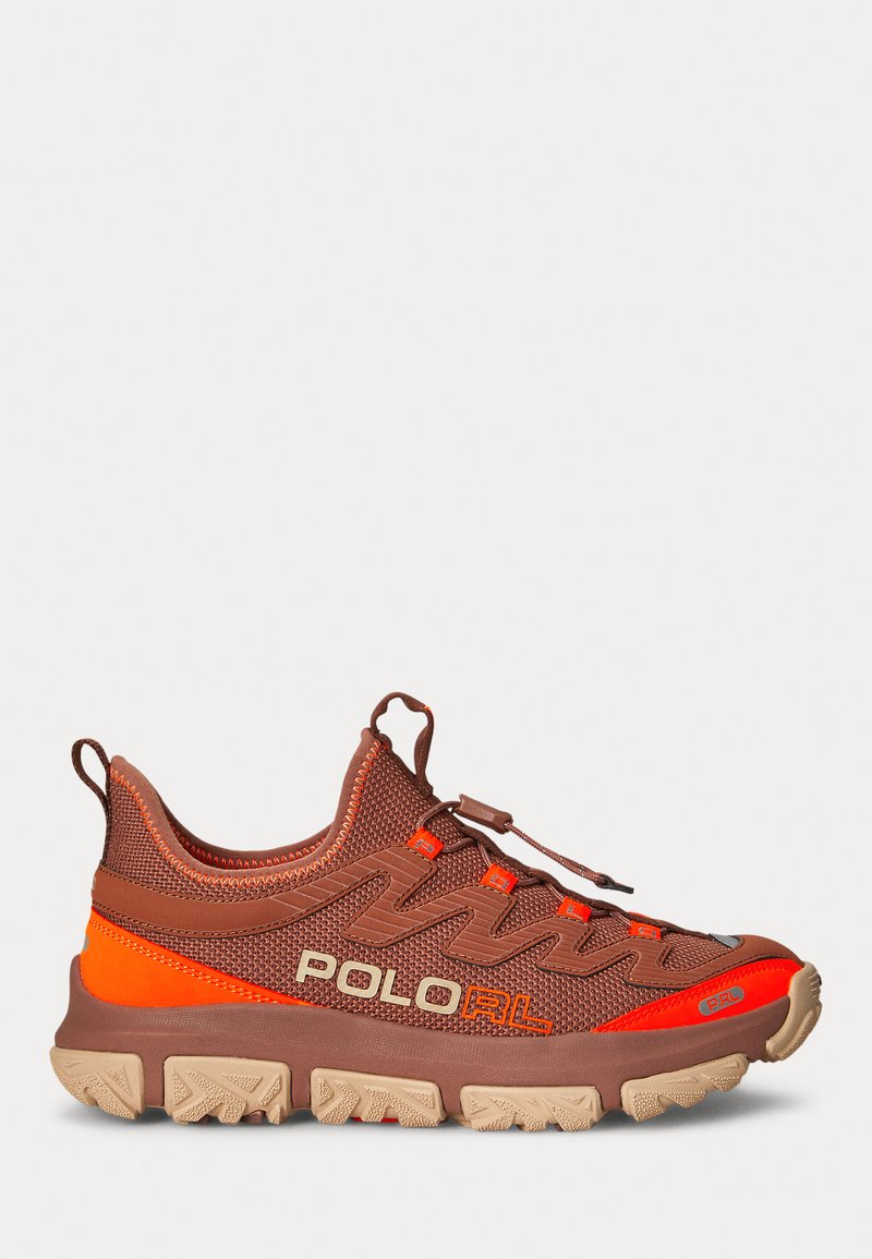 Braune Mesh-Sneaker mit orangen Akzenten, strukturiertem Sohlenmaterial und Zuglasche. Verfügt über elastische Schnürsenkel und auffällige "POLO RL"-Markierung.