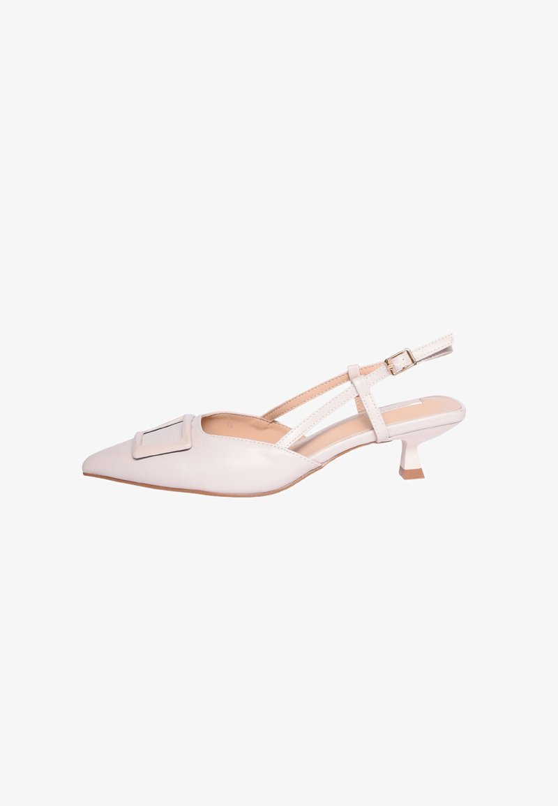 Scarpe slingback a punta in morbida pelle beige, con un accentato fermaglio rettangolare, tacco sottile e cinturini incrociati.