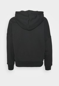 Sweat-shirt à capuche noir présenté de dos avec des manches longues et des bords côtelés au niveau des poignets et de l'ourlet.