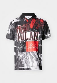Koszulka polo z krótkim rękawem w kolorze czarnym z czerwonymi grafikami z napisami "FORZA MILAN" oraz "AC Milan", wyposażona w kołnierzyk i różnorodne wzory.