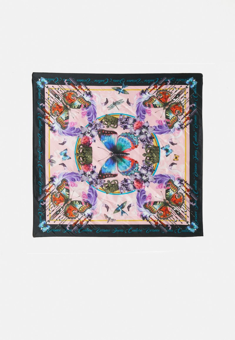 Κλασικό τετράγωνο μαντήλι από μεταξωτό ύφασμα με πολύχρωμο σχέδιο πεταλούδας και λουλουδιών, με μαύρη περιφέρεια και μπλε κείμενα. Μαλακή, λεία υφή.