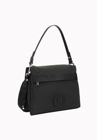 Črna torbica iz trpežnega materiala, opremljena z širokim trakom, teksturiranim poudarnim pasom in okrožnim logotipom spredaj.