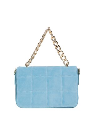 Borsa a mano in suede azzurro chiaro con design trapuntato, caratterizzata da una tracolla in oro e una forma rettangolare. Texture liscia e accenti minimalisti.