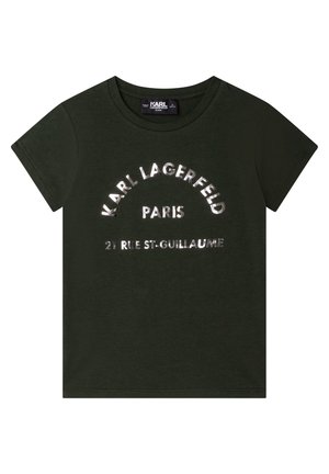 Ciemnozielona dziecięca koszulka z krótkim rękawem z srebrnym napisem "KARL LAGERFELD PARIS 21 RUE ST-GUILLAUME" na przodzie.
