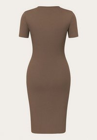 Brązowa, rybana sukienka bodycon z krótkimi rękawami, o długości do kolan i dopasowanym kroju. Gładka tekstura w jednolitym kolorze.
