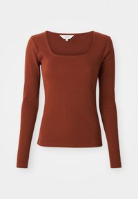 Roestkleurig geribbeld langwerpig topje met een vierkante halslijn, aansluitende pasvorm en een klein merkembleem bij de kraag.