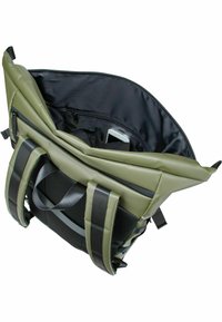 Grüne wasserdichte Tasche mit einem geräumigen schwarzen Innenraum. Verfügt über doppelte Tragegriffe, verstellbare Riemen und Innenfächer zur Organisation.