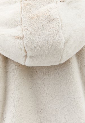 Faux fur hooded jacket in lichtbeige, met een zachte textuur en een gladde afwerking. De capuchon is weelderig met een subtiele glans.