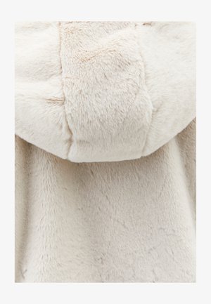 Faux fur hooded jacket in lichtbeige, met een zachte textuur en een gladde afwerking. De capuchon is weelderig met een subtiele glans.