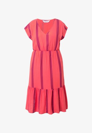 Różowa sukienka do kolan z purpurowymi pionowymi paskami, dekoltem w serek, rękawami typu cap oraz marszczoną talią, z falbaniastym, rozszerzanym dołem.