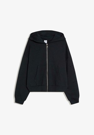 Felpa nera con zip, tasche frontali, maniche lunghe e cappuccio, stesa su uno sfondo bianco.