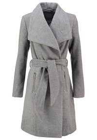 Abrigo de mezcla de lana gris con solapa ancha, cinturilla con cinturón y dos bolsillos laterales con cremallera. Mangas largas y textura suave.