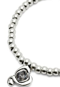 Pulsera de cuentas de plata con un encanto texturizado, que presenta una piedra gris facetada en un engaste liso y curvado.