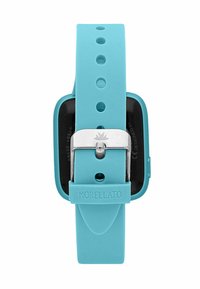 Un orologio in silicone turchese con quadrante nero quadrato, dotato di una fibbia argentata e fori per la regolazione della misura del cinturino.