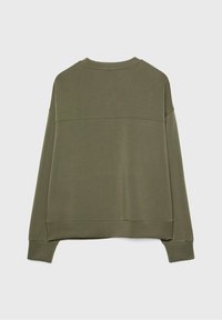 Olijfgroene pullover sweater met lange mouwen, ronde halslijn en een relaxte pasvorm. Gladde textuur met een naaddetail over de rug.