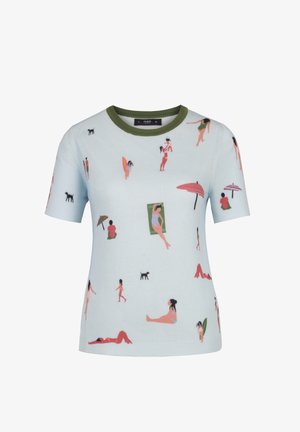 Helesinis lühikeste varrukatega kudum T-särk, millel on värvikas trükk rannamaastikutest, figuuridest, varjudest ja koertest. Roheline soonikkoes kaelus.