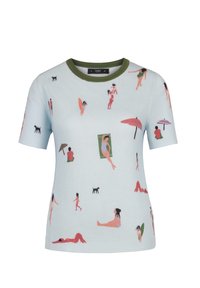 Sweterkowa koszulka w jasnoniebieskim kolorze z krótkimi rękawami, z kolorowym nadrukiem przedstawiającym plażowe sceny, postacie, parasole i psy. Zielony prążkowany dekolt.