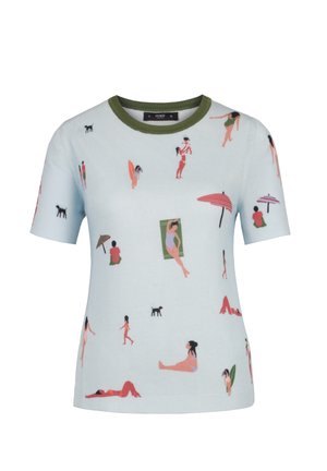 Pletena majica svijetloplave boje s kratkim rukavima, s šarenim printom prizora plaže, figura, kišobrana i pasa. Zelena rebrasta izrez oko vrata.