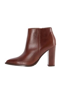Braune Leder-Stiefelette mit einer spitzen Zehenpartie und einem klaren, klobigen Absatz. Glatte Textur mit seitlichem Reißverschluss für einfaches Anziehen.