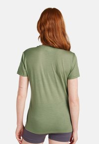 Grøn kortærmet t-shirt lavet af blødt, letvægtsstof. Har en rund halsudskæring og en afslappet pasform med en let stræk.