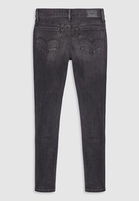 Jeans grigi scuri con una vestibilità slim, caratterizzati da due tasche posteriori e una patch in cuoio in vita. Tessuto in denim morbido con un leggero sbiadimento.