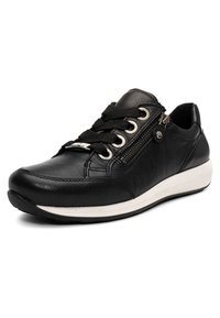 Schwarzer Ledersneaker mit dicker weißer Sohle, schwarzen Schnürsenkeln durch Metallösen und einem dekorativen seitlichen Reißverschluss vor weißem Hintergrund.