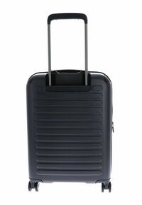 Valise rigide noire avec des rainures verticales, poignée rétractable et roulettes doubles pivotantes. Dotée d'une fermeture éclair latérale pour les compartiments.