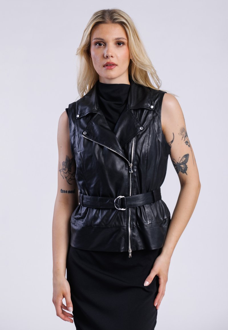 Gilet sans manches en cuir noir avec une taille ceinturée, un devant zippé et des revers larges. Texture lisse et coupe ajustée.