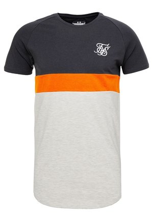 Czarny, pomarańczowy i jasnoszary t-shirt z krótkim rękawem, z małym białym logo na lewej piersi.