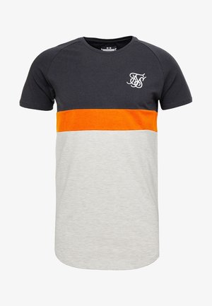 Schwarz-orange und hellgraues, kurzärmeliges T-Shirt mit Farbblockmuster und kleinem weißem Logo auf der linken Brust.
